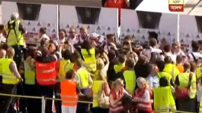 German team arrived in their own country, people are celebrating with joy, happiness