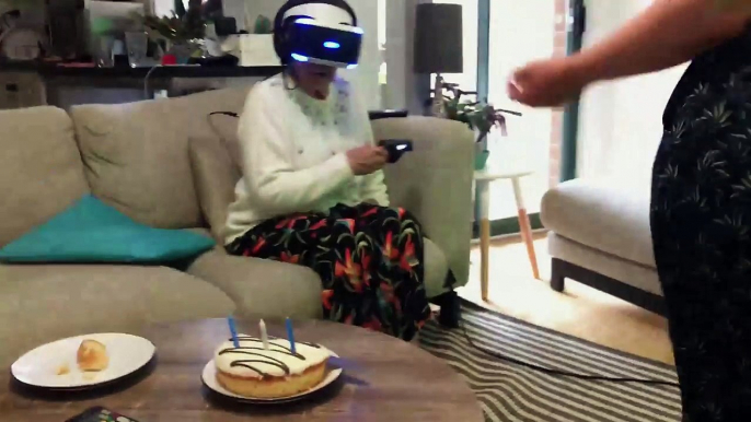 Quand mamie devient folle après avoir joué à un jeu video en réalité virtuelle - parodie