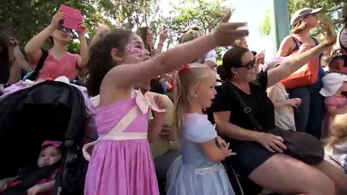 ‘Frozen’ Pre-Parade Delights Guests   Disneyland Resort