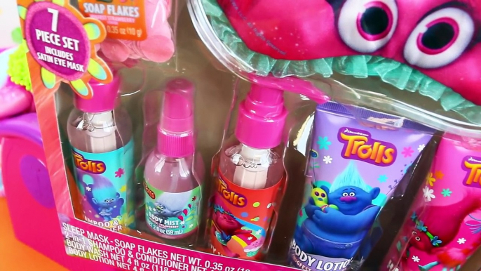 TROLLS BATH & MAKEOVER! Trolls Movie Poppy, Branch & Guy Diamond Use New Shower Gel & Get Beados Spa