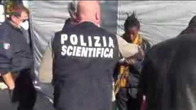 Ragusa - 111 migranti sbarcati a Pozzallo (23.12.16)