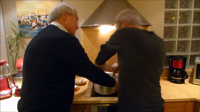 Préparation de la polenta ou pulenta de farine de châtaigne