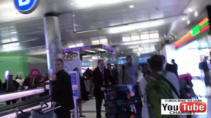 (Adoring Margot Robbie) Margot à l’aéroport de LAX avec son mari, Tom Ackerley (02/01/17)