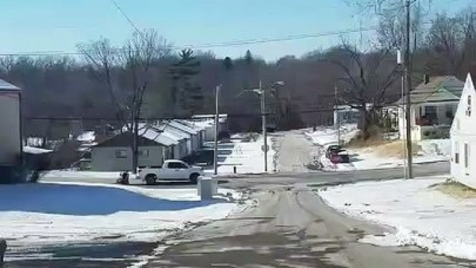 une femme obèse tractée par un pickup depuis son fauteuil roulant