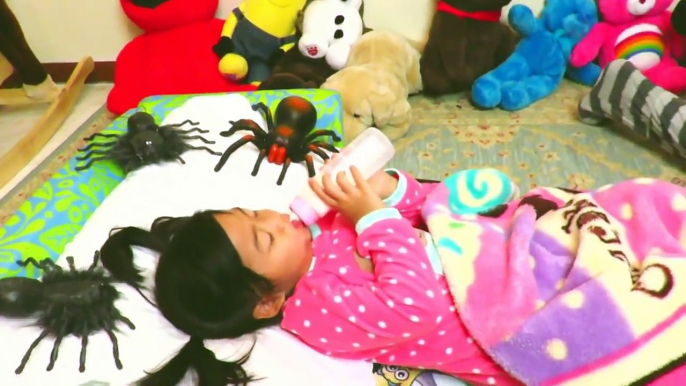 Bad Baby Puppy vs Kitty GIANT SPIDER ATTACKS Victoria & Annabelle Crybaby Daddy Toy Freaks Hidden