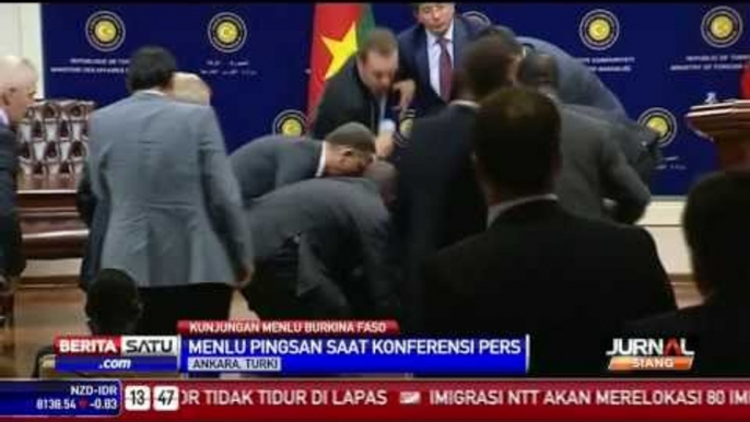 Menlu Pingsan Saat Konferensi Pers