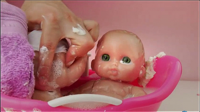 Baby doll bath toys - Baby doll toy eating ice cream food ! Baby Doll Bathtime video!