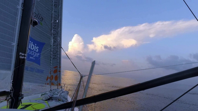 J69 : Coucher de soleil sur Finistère Mer Vent / Vendée Globe