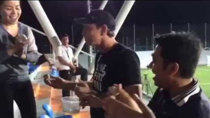 FTW: Azkals Coach Thomas Dooley tries balut