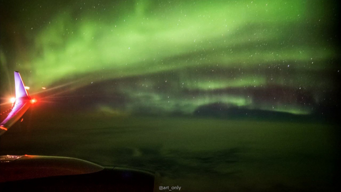 Des aurores boréales magnifiques filmées depuis le hublot d'un jet