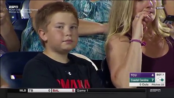 Staredown Kid, un enfant fixe une caméra pendant un match de baseball