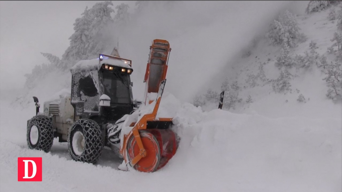 Déneigement spectaculaire au Plateau de Beille