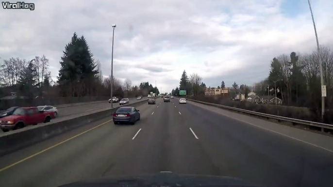 Un motard percute une voiture et fini accrocher sur le coffre... Cascade involontaire