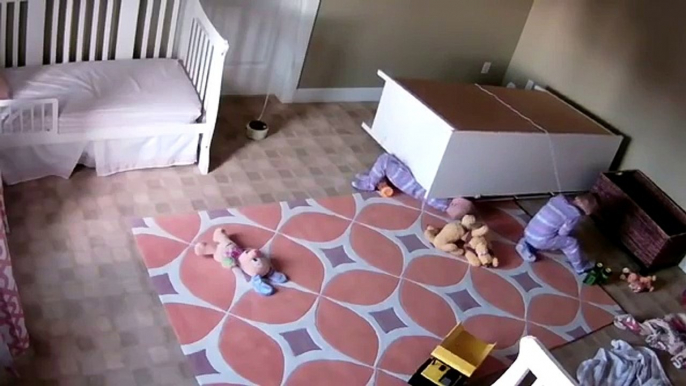 L'armadio gli cade addosso mentre giocano: viene salvato dal fratellino di 2 anni!