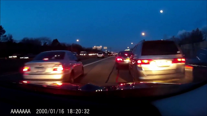 Ce conducteur a le reflexe de sa vie et évite le crash de justesse!