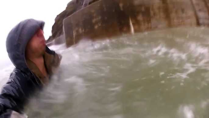 Tempête en Bretagne un homme emporté par une vague