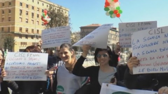 Napoli - Scuole comunali, protesta delle maestre: "Vittime di abbandono" (14.03.17)