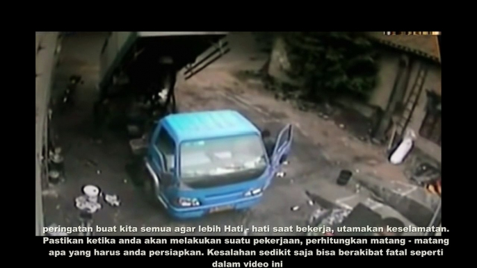 Lagi Benerin Truck, Tiba - Tiba Terjadi Sesuatu Pada Orang Ini. Lihat Sampai Akhir..