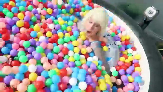 FROZEN ELSA SLIME BATH & GELLI BAFF & BALL PIT BALLS w/ Spiderman vs Joker - Superheroes Real Life