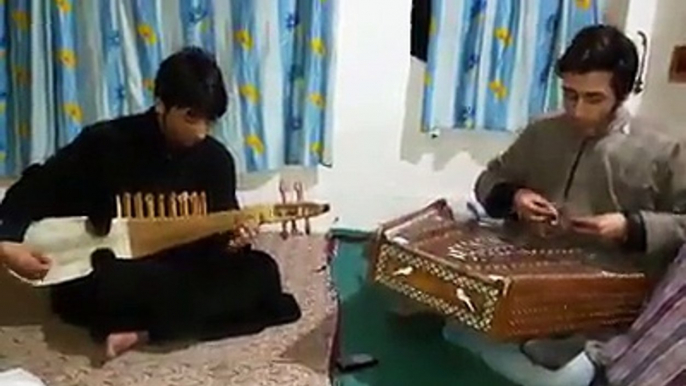 Sirinagar kashmiri Boys playing Pakistani Anthem.