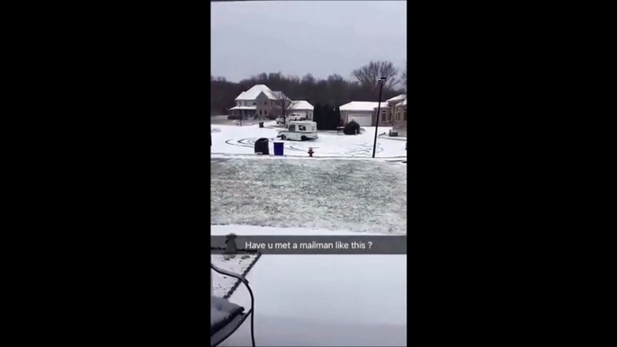 Ce postier fait des dérapages avec son camion... Imagine l'état des colis!