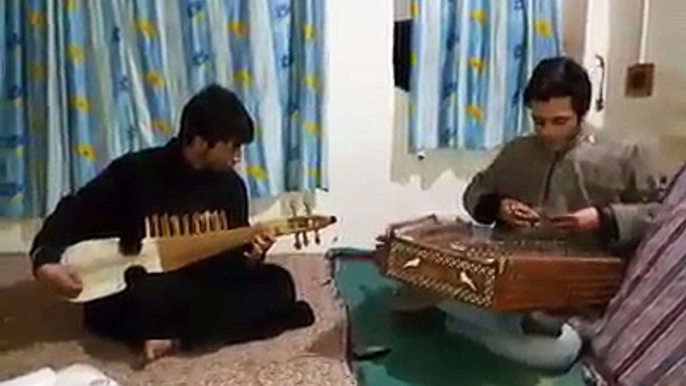 Pakistani National Anthem by two Kashmiri boys. Very entertaining.