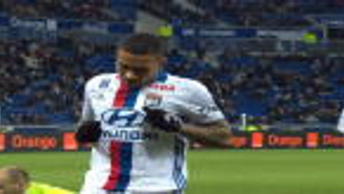 Depay scores first goal for Lyon