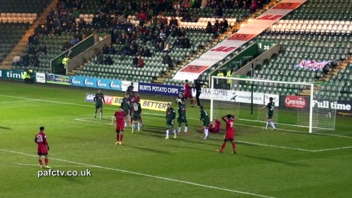 Ce footballeur met au sol un ramasseur de balle de Plymouth qui voulait garder le ballon... Bien fait!!!!