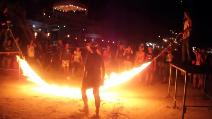 Il prend feu en sautant au dessus d'une corde enflammée... FAIL