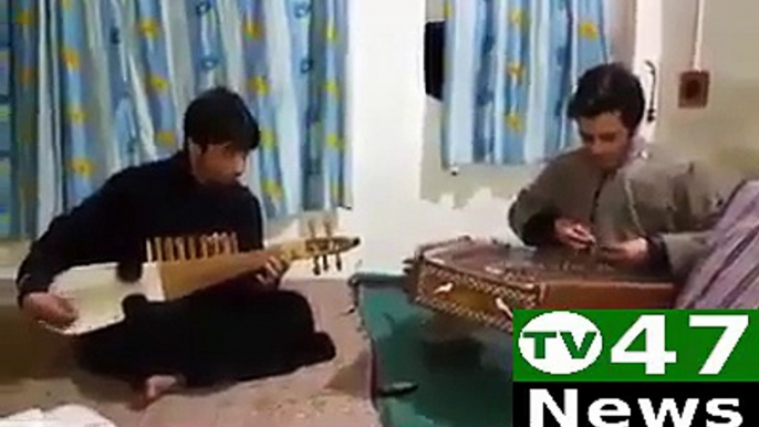 Two Kashmiri boys played the Pakistan National Anthem by TV47