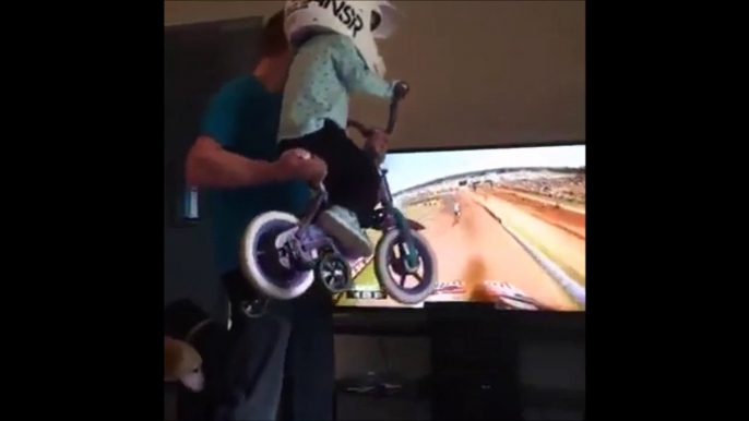 Ce jeu de motocross en réalité virtuelle a l'air terrible.. Ahaha