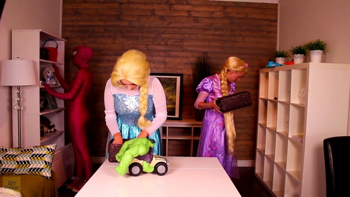 Spiderman & Frozen Elsa vs Rapunzel! w_ Pink Spidergirl, Joker Girl, Maleficent, Hulk & Gum Candy-DBDBJ