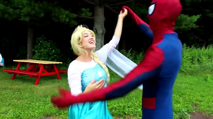 Frozen Elsa & Spiderman vs Genie! w_ Pink Spidergirl, Joker, Maleficent, Princess Anna & Giant Candy-Y0Zw