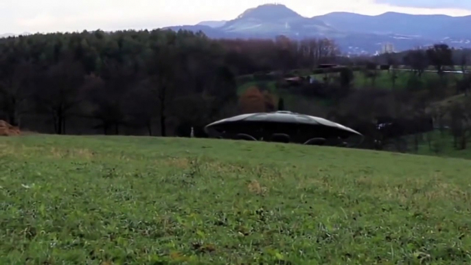 INCRÍVEL - Dois Alienígenas são filmados entrando em seu OVNI