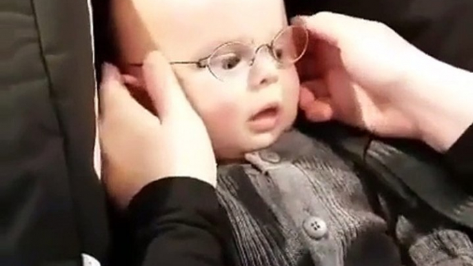 Ce bébé adorable voit sa maman correctement pour la première fois ! Regardez sa réaction