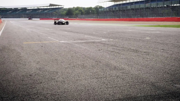 Buzz : Une sortie de route et une pointe à 186 km/h sur la première course de voitures autonomes en pleine ville !