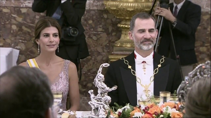 Así corrige Letizia a Macri en el brindis de su discurso