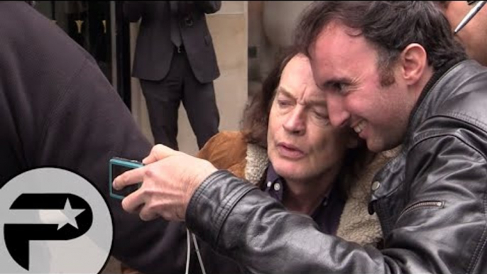 Angus Young le leader d'AC/DC se prête au jeu des selfies !