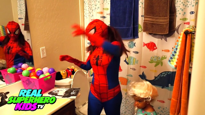 SPIDERMAN AND PINK SPIDERGIRL w/ BABY SPIDEY and SUPERGIRL Superheroes Dancing in a Car Fu