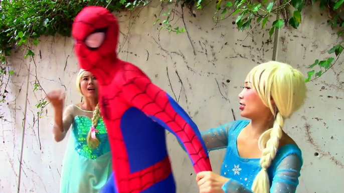 Maléfica besos de spiderman? Elsa vs el Mal Elsa y Spiderman superhéroes en la vida real