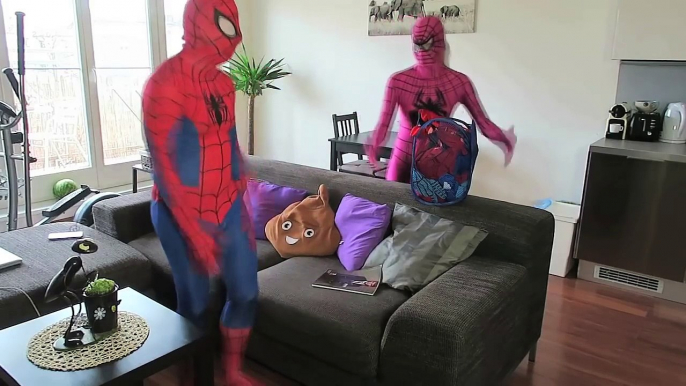 ROSA SPIDERGIRL vs hombre LOBO vs BEBÉ SPIDERMAN Divertida Película de Superhéroes en la Vida Real