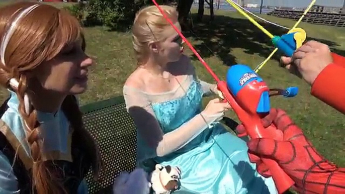 Elsa and Anna Poop SuperHero in Real Life / SuperHeroes in New York