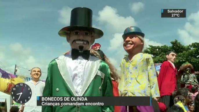 Bonecos gigantes tomam conta das ruas de Olinda