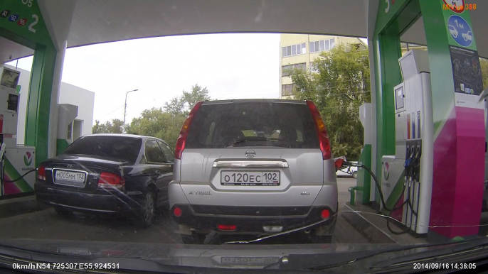 Une femme se trompe de voiture en faisant le plein d’essence