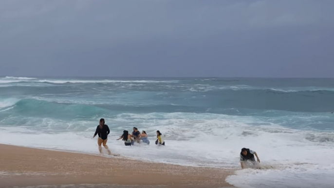 Des touristes sauvent un enfant emporté par une vague