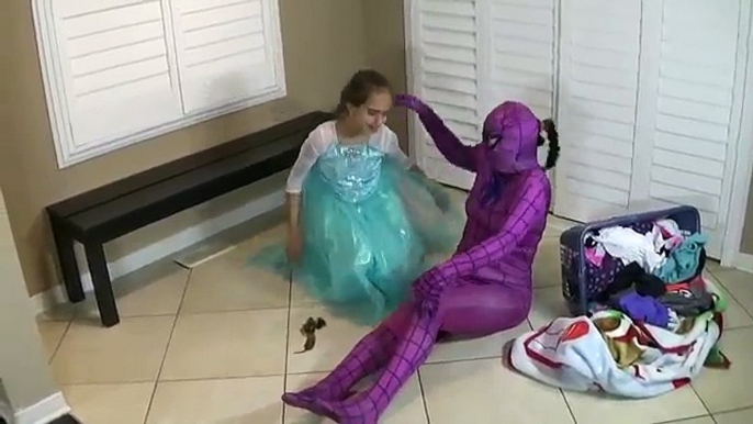 CONGELADOS ELSA PIERDE EL PELO ROSA CON SPIDERGIRL DE SPIDERMAN VS VENOM BROMA SUPERHÉROE EN REAL LIF