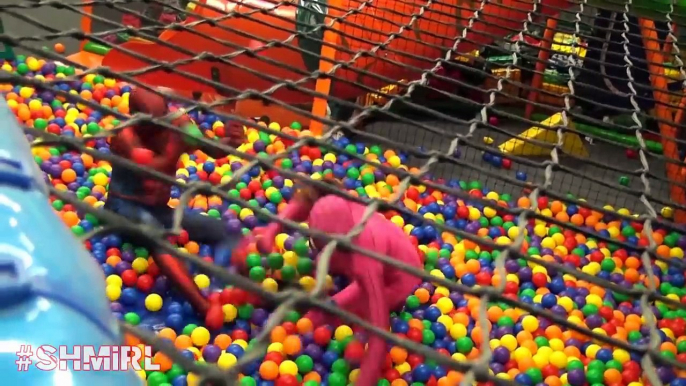 Человек-паук и Человек-паук дети Ballpit и замороженные elsa день рождения весело супергероя в реальной жизни