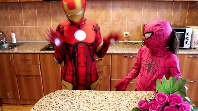 SPIDERMAN vs PREGNANT PINK SPIDERGIRL! w/ Frozen Elsa & Ironman - Real LiFe SUPERHERO Ball