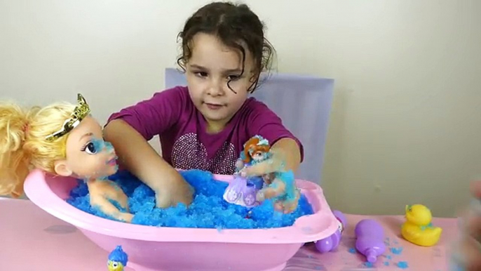 Disney Princess Sleeping Beauty Baby doll in a magical gelli baff with kids toys