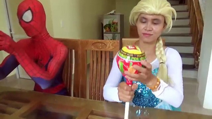 Spiderman vs Frzen Elsa eat giant lollipops broken tooth/ Dr. Anna Family FUN Superhero in